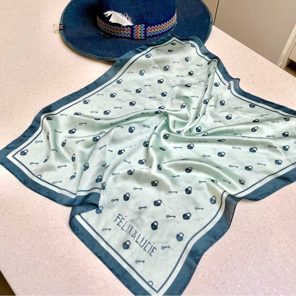 Lock & Key Baby blue FELIX & LUCIE sweet scarf/Wrap w shabby chic vibe